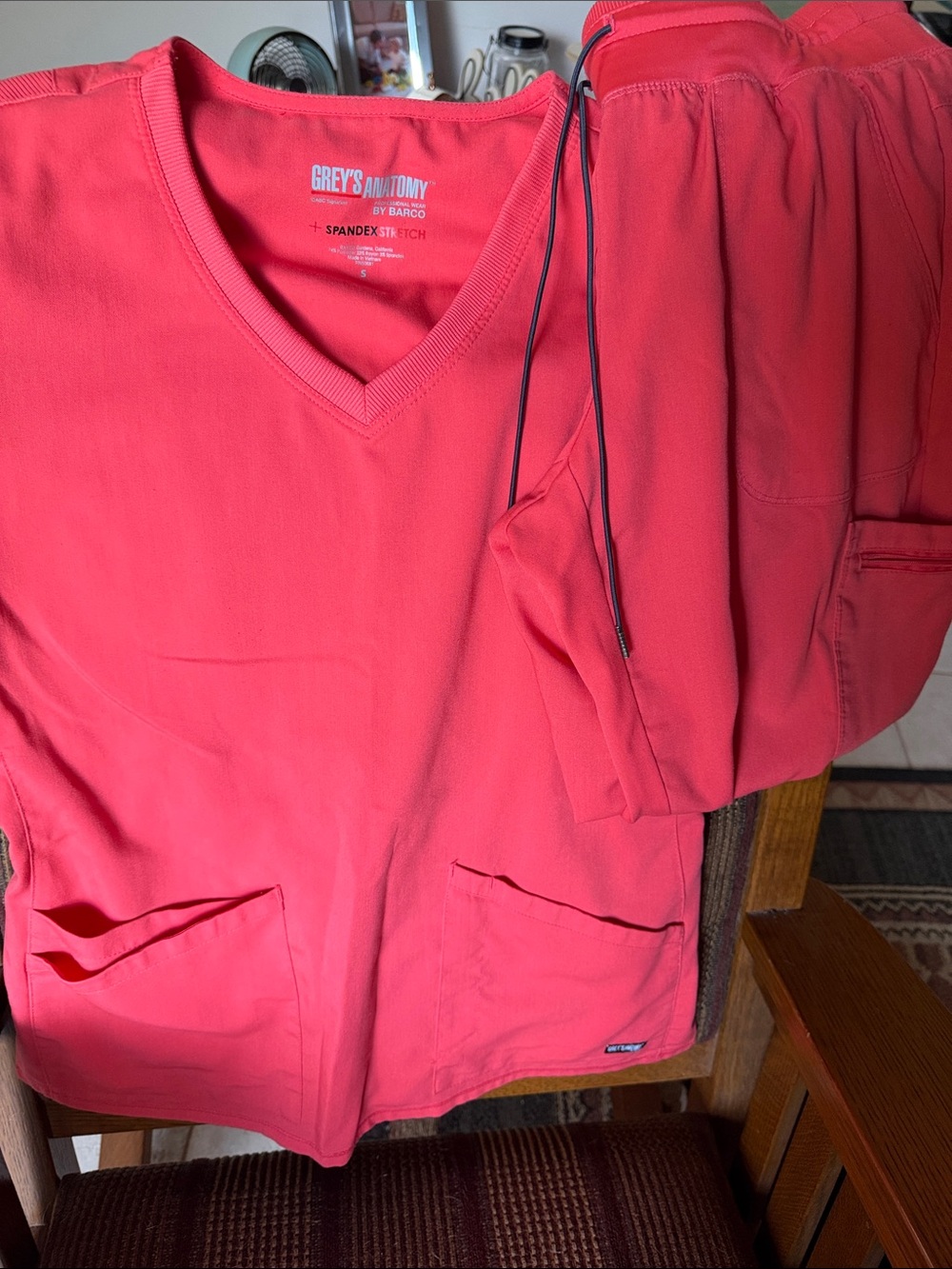 EUC-Women’s Coral Grey's Anatomy Short Sleeve V NeckScrub Top and Joggers- Small